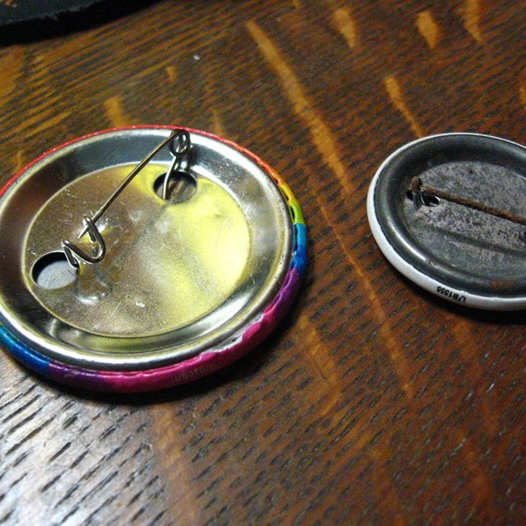 🌈 Groovy Peace Sign Vintage Lapel Pins Set (2) - Picture 3 of 5